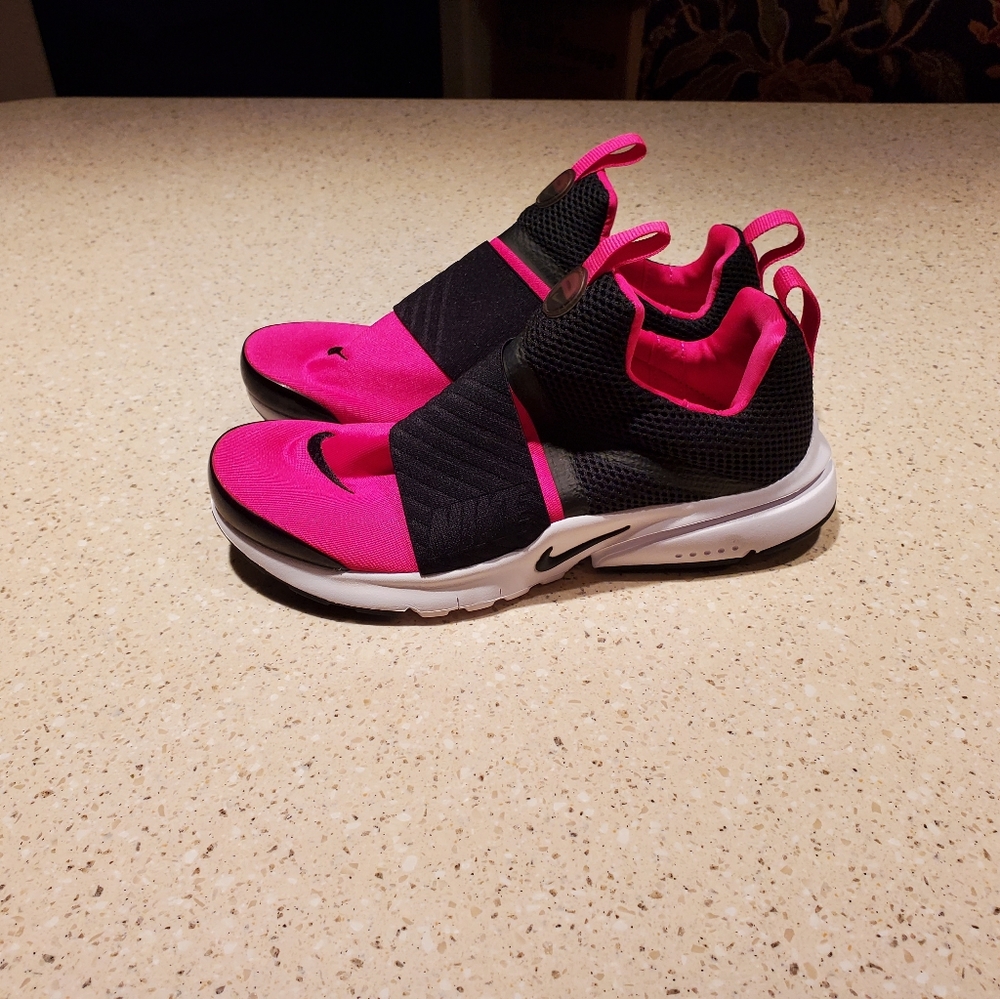 Nike Pink and Black Shoes - Picture 4 of 16